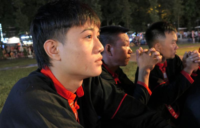 Chàng trai Tạ Văn Khánh, 19 tuổi, thôn Nà Tho, xã Tân Bắc theo thầy đi nhảy lửa từ năm 15 tuổi.