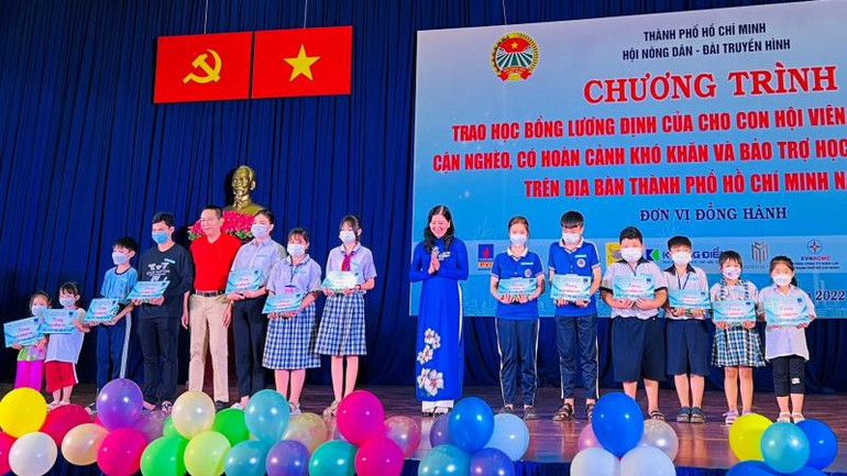 Các em học sinh nhận học bổng do Công ty Bảo hiểm PVI tài trợ. Các em học sinh nhận học bổng do Công ty Bảo hiểm PVI tài trợ.