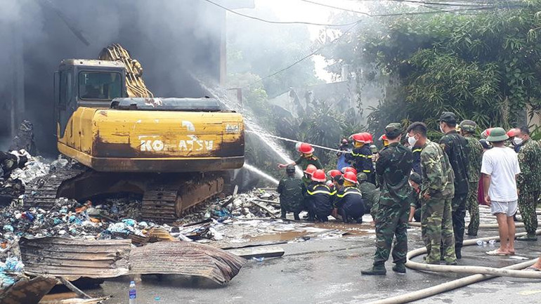 Công an tỉnh Tuyên Quang huy động nhiều xe chữa cháy cùng các lực lượng có mặt tại hiện trường phối hợp dập lửa.
