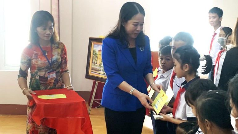 Phó chủ tịch nước Võ Thị Ánh Xuân tặng quà cho trẻ em có hoàn cảnh đặc biệt khó khăn của huyện Buôn Đôn.