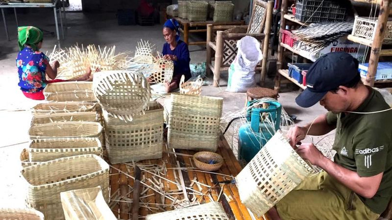 Nghề mây tre đan xuất khẩu phát triển ở Con Cuông giúp cải thiện việc làm và nâng cao thu nhập cho đồng bào dân tộc thiểu số.