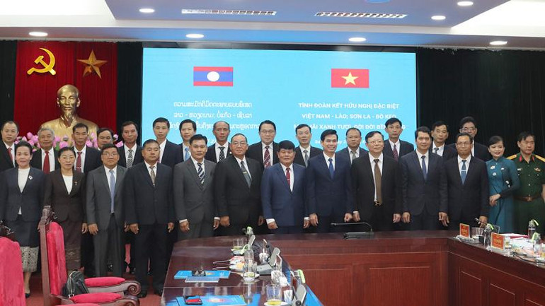 Đoàn đại biểu cấp cao tỉnh Sơn La và Bokeo chụp ảnh lưu niệm.