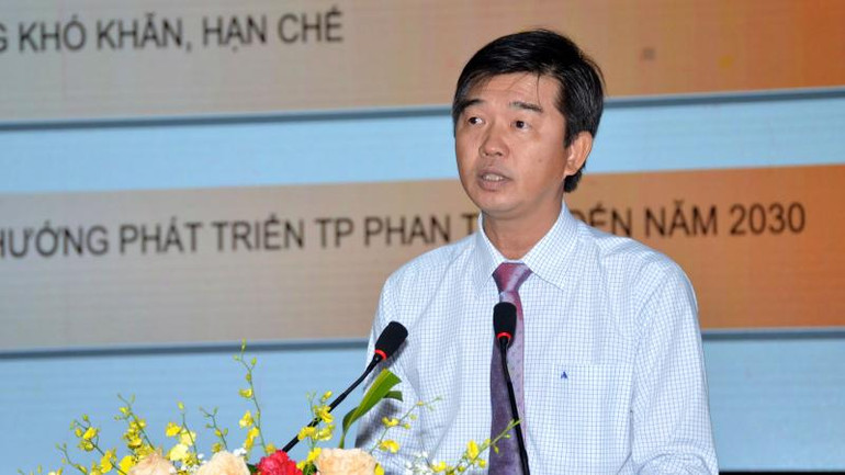 Chủ tịch Ủy ban nhân thành phố Phan Thiết Phan Nguyễn Hoàng Tân trình bày tham luận tại hội thảo.