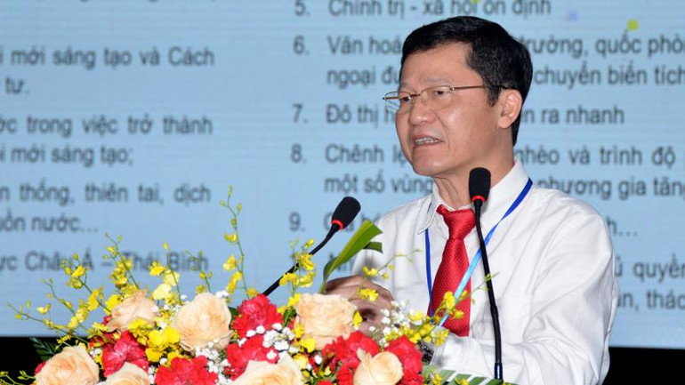 Phó Viện trưởng Viện chiến lược phát triển Nguyễn Văn Vịnh báo cáo tham luận tại hội thảo.