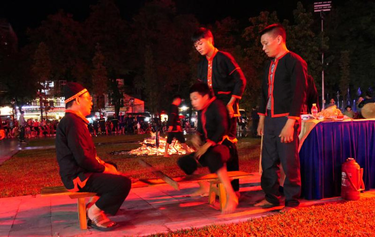 Sau gần một tiếng làm lễ, than hồng đỏ rực, từng chàng trai người Pà Thẻn ngồi đối diện với thầy cúng để làm lễ, khi cơ thể rung lên bần bật, họ lao ngay vào lửa.