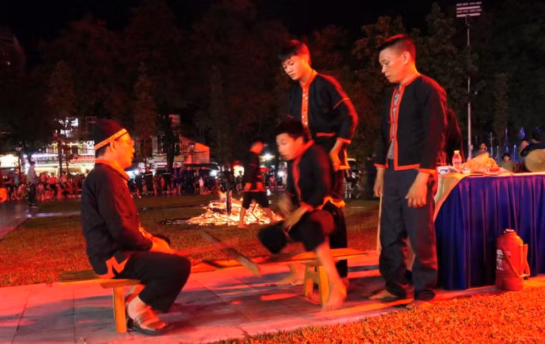 Sau gần một tiếng làm lễ, than hồng đỏ rực, từng chàng trai người Pà Thẻn ngồi đối diện với thầy cúng để làm lễ, khi cơ thể rung lên bần bật, họ lao ngay vào lửa.