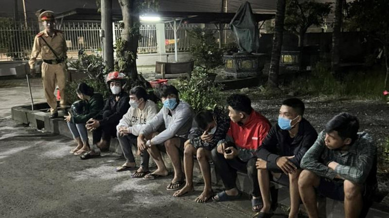 Nhóm thanh, thiếu niên tham gia đua xe trái phép bị lực lượng chức năng chặn bắt.