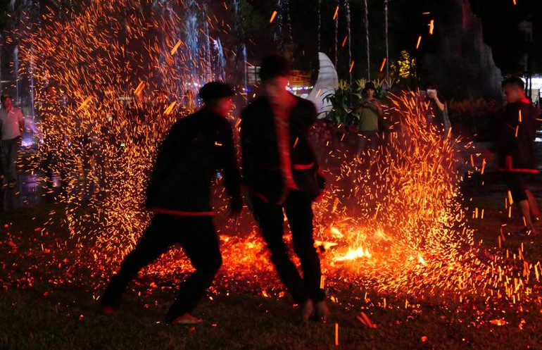 Các chàng trai Pà Thẻn nhảy vào than hồng.