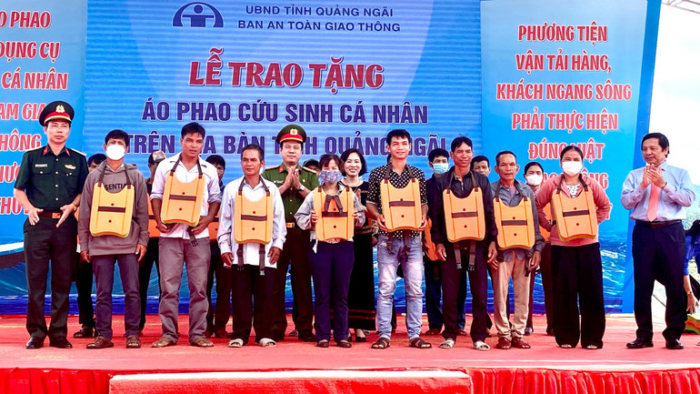 Trao tặng áo phao cho lái đò và người dân sinh sống, lao động trên các hồ chứa, thủy điện huyện Sơn Hà.