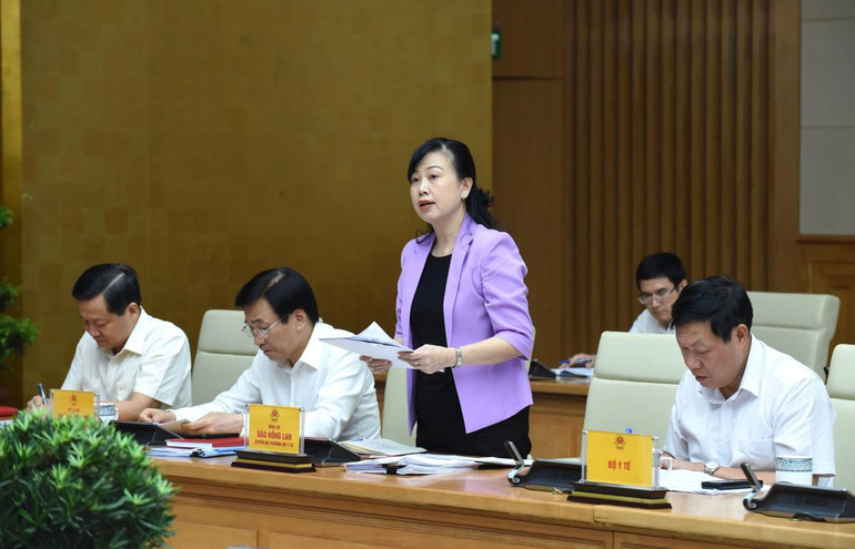 Quyền Bộ trưởng Y tế Đào Hồng Lan báo cáo tình hình dịch Covid-19.