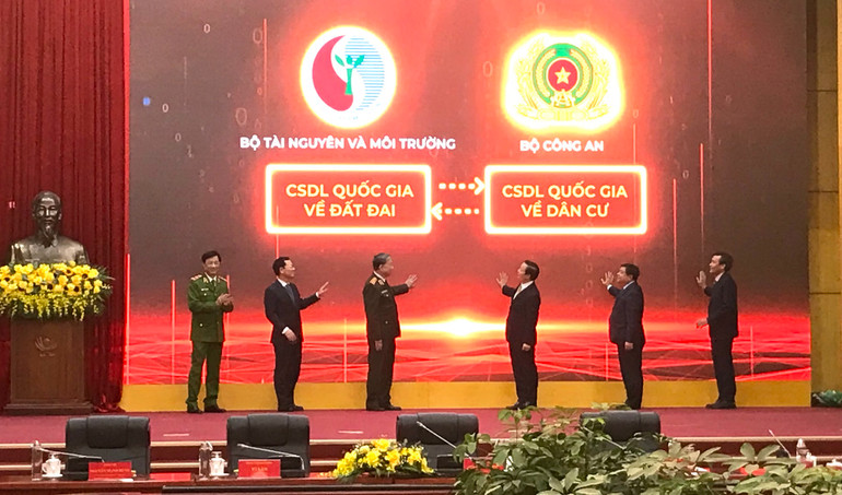 Lãnh đạo Bộ Tài nguyên và Môi trường, Bộ Công công an ấn nút kết nối cơ sở dữ liệu.