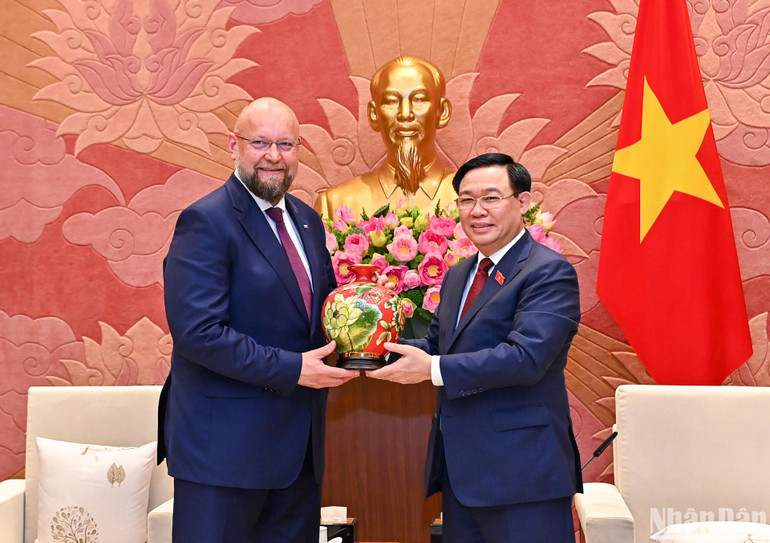 Chủ tịch Quốc hội Vương Đình Huệ tặng quà lưu niệm cho Phó Chủ tịch Hạ viện Cộng hòa Séc Jan Bartosek. (Ảnh: Duy Linh)