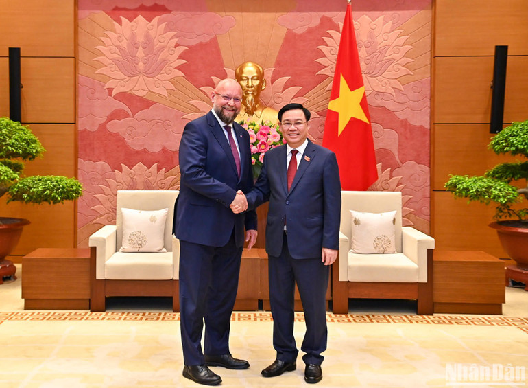 Chủ tịch Quốc hội Vương Đình Huệ và Phó Chủ tịch Hạ viện Cộng hòa Séc Jan Bartosek tại buổi tiếp. (Ảnh: Duy Linh)