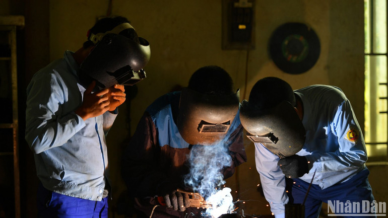 Học sinh Trường Giáo dưỡng số 2 thực hành kỹ năng nghề cơ khí. (Ảnh: LINH PHAN)