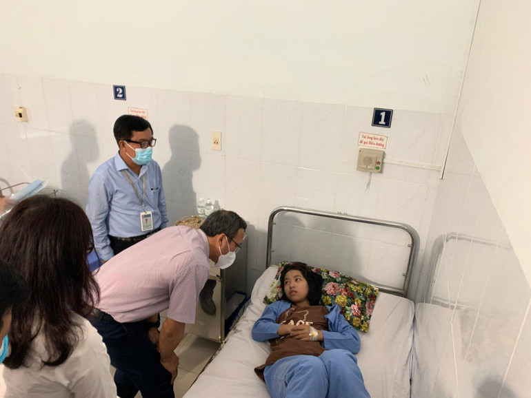 Phó Chủ tịch Chuyên trách Ủy ban An toàn giao thông quốc gia Khuất Việt Hùng thăm hỏi các nạn nhân trong vụ tai nạn giao thông. (Ảnh: Ủy ban An toàn giao thông quốc gia cung cấp)