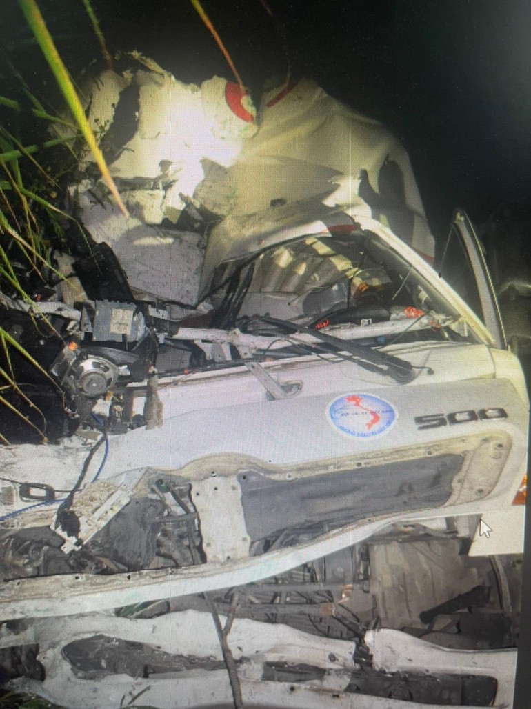 Xe tải bị hư hỏng nặng sau vụ va chạm. (Ảnh: Ủy ban An toàn giao thông quốc gia cung cấp)