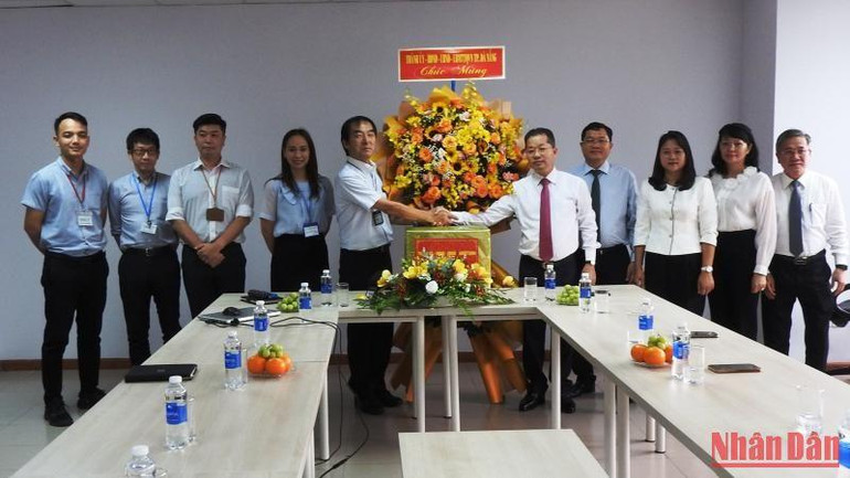 Tặng hoa chúc mừng lãnh đạo, nhân viên công ty Nippon Seiki Đà Nẵng.