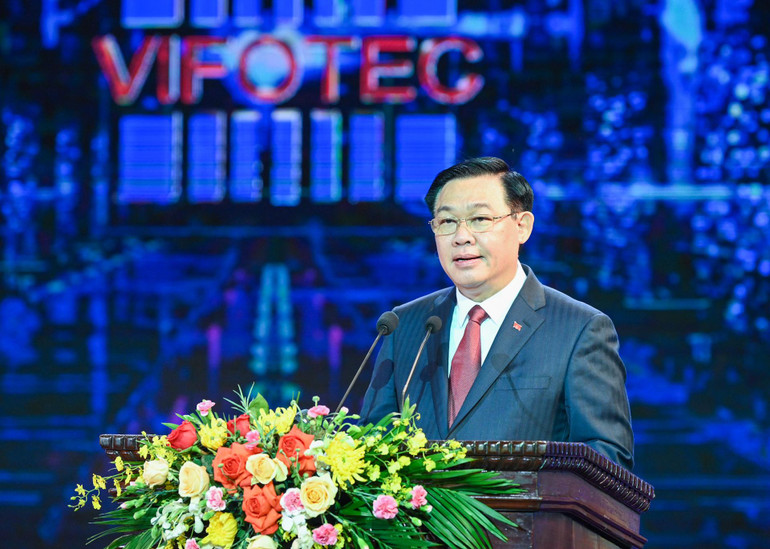 Chủ tịch Quốc hội Vương Đình Huệ phát biểu tại buổi lễ.