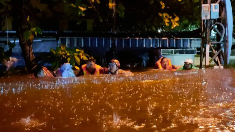 Lực lượng cứu hộ túc trực xuyên đêm ứng cứu người dân. (Ảnh: CTV) Lực lượng cứu hộ túc trực xuyên đêm ứng cứu người dân. (Ảnh: CTV)