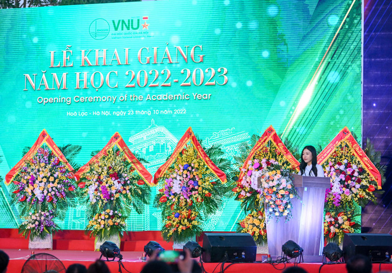 Sinh viên Đỗ Minh Trang chia sẻ cảm xúc tại Lễ khai giảng.