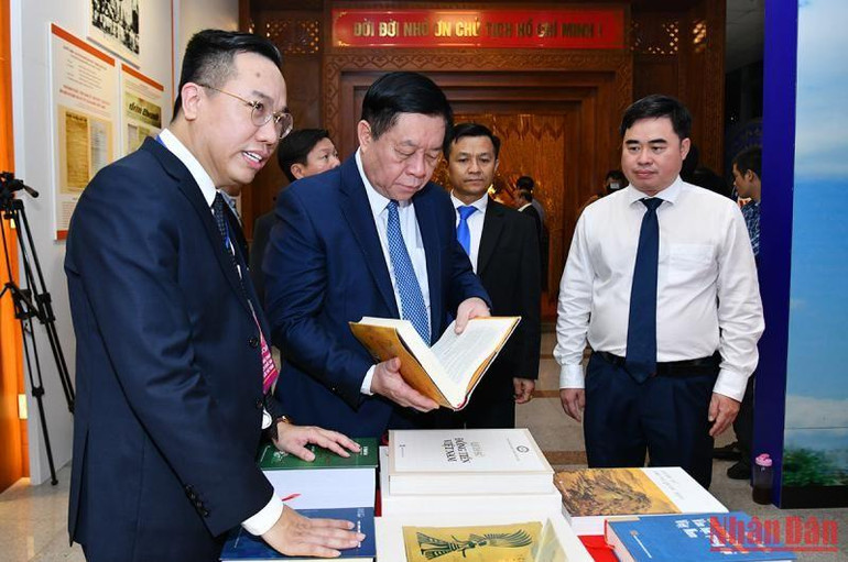 Trưởng Ban Tuyên giáo Trung ương Nguyễn Trọng Nghĩa thăm nơi trưng bày các cuốn sách tại lễ trao giải. Trưởng Ban Tuyên giáo Trung ương Nguyễn Trọng Nghĩa thăm nơi trưng bày các cuốn sách tại lễ trao giải.