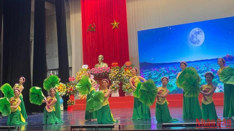 Một tiết mục trong chương trình nghệ thuật chào mừng. Một tiết mục trong chương trình nghệ thuật chào mừng.