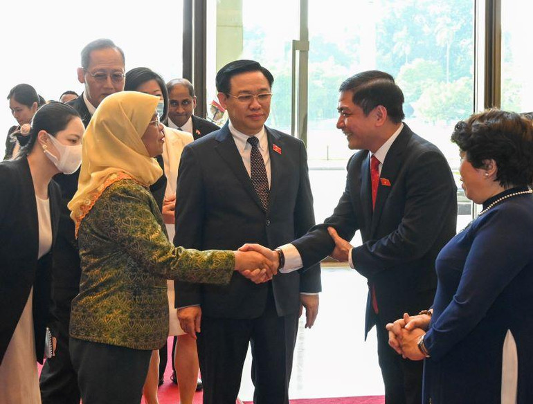 Chủ tịch Quốc hội Vương Đình Huệ giới thiệu với Tổng thống Cộng hòa Singapore Halimah Yacob các đại biểu đoàn Việt Nam dự buổi tiếp. Chủ tịch Quốc hội Vương Đình Huệ giới thiệu với Tổng thống Cộng hòa Singapore Halimah Yacob các đại biểu đoàn Việt Nam dự buổi tiếp.