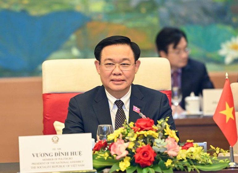 Chủ tịch Quốc hội Vương Đình Huệ phát biểu tại buổi tiếp. Chủ tịch Quốc hội Vương Đình Huệ phát biểu tại buổi tiếp.