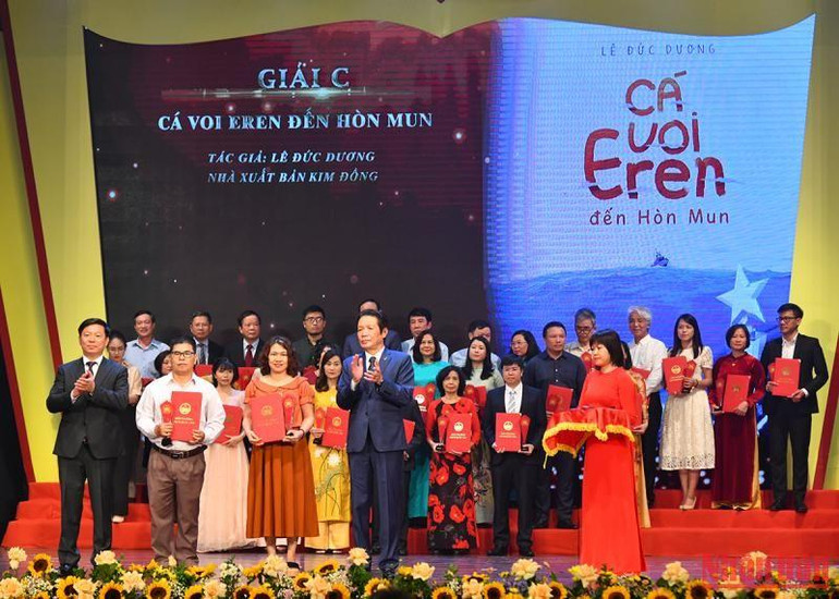 Phó Trưởng Ban Tuyên giáo Trung ương Trần Thanh Lâm và Chủ tịch Hội Xuất bản Việt Nam, Chủ tịch Hội đồng Giải thưởng Sách quốc gia Hoàng Vĩnh Bảo trao giải C cho nhóm tác giả với tác phẩm "Cá voi Eren đến Hòn Mun" của Nhà xuất bản Kim Đồng. Phó Trưởng Ban Tuyên giáo Trung ương Trần Thanh Lâm và Chủ tịch Hội Xuất bản Việt Nam, Chủ tịch Hội đồng Giải thưởng Sách quốc gia Hoàng Vĩnh Bảo trao giải C cho nhóm tác giả với tác phẩm "Cá voi Eren đến Hòn Mun" của Nhà xuất bản Kim Đồng.