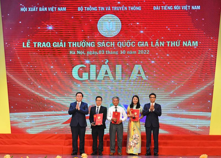 Trưởng Ban Tuyên giáo Trung ương Nguyễn Trọng Nghĩa và Phó Thủ tướng Vũ Đức Đam trao giải A tặng nhóm tác giả với tác phẩm "Hoàng Việt nhất thống dư địa chí". Trưởng Ban Tuyên giáo Trung ương Nguyễn Trọng Nghĩa và Phó Thủ tướng Vũ Đức Đam trao giải A tặng nhóm tác giả với tác phẩm "Hoàng Việt nhất thống dư địa chí".