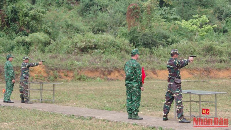 Các đồng chí học viên thực hành bắn súng ngắn K54.