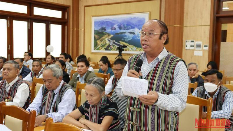 Ông Phạm Viết Nho, người có uy tín huyện miền núi Ba Tơ nêu kiến nghị tại cuộc đối thoại.