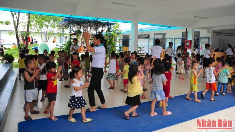 Cô và trò Trung tâm chăm sóc giáo dục trẻ mầm non Onesky - Đà Nẵng trong giờ học thể chất. (Ảnh: ANH ĐÀO)