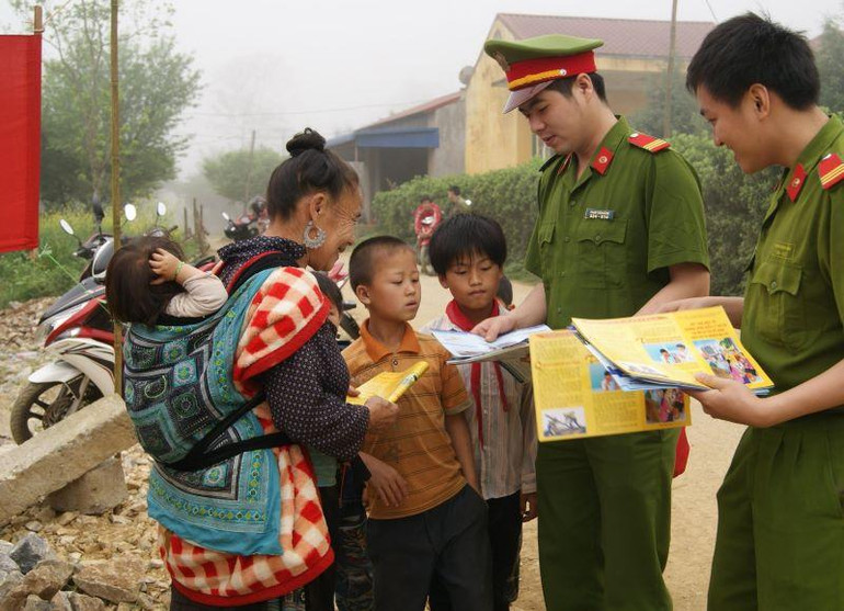 Công an tuyên truyền pháp luật với nhân dân. (Ảnh: Đoàn Thanh niên Bộ Công an)