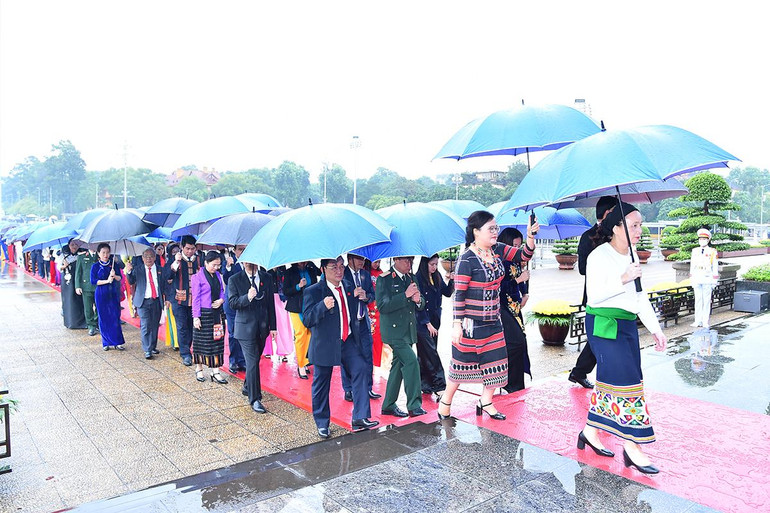 Nhiều đại biểu trong trang phục truyền thống của dân tộc trong ngày khai mạc Kỳ họp thứ tư, Quốc hội khóa XV.