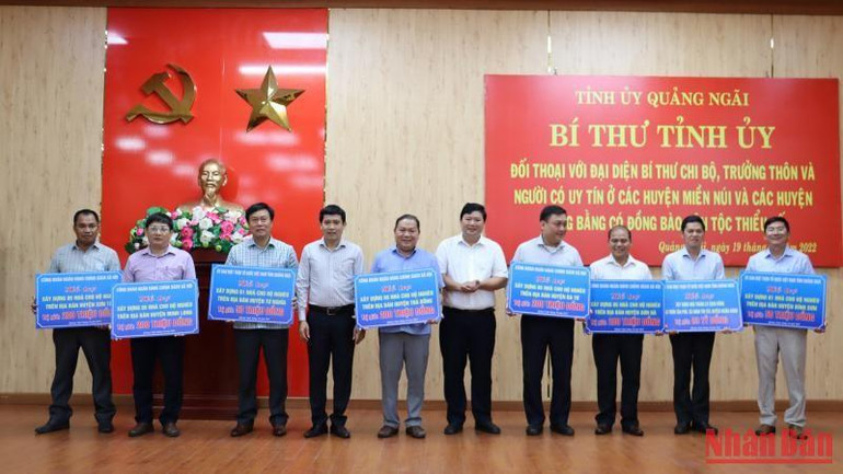 Trao biểu trưng hỗ trợ 22 nhà ở cho hộ nghèo.