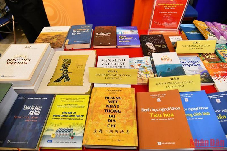 Các tác phẩm có chất lượng tham gia Giải thưởng Sách quốc gia lần thứ V được trưng bày tại lễ trao giải. Các tác phẩm có chất lượng tham gia Giải thưởng Sách quốc gia lần thứ V được trưng bày tại lễ trao giải.