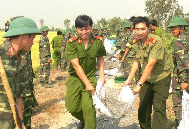 Công an giúp dân làm đường nông thôn. (Ảnh: Đoàn Thanh niên Bộ Công an)