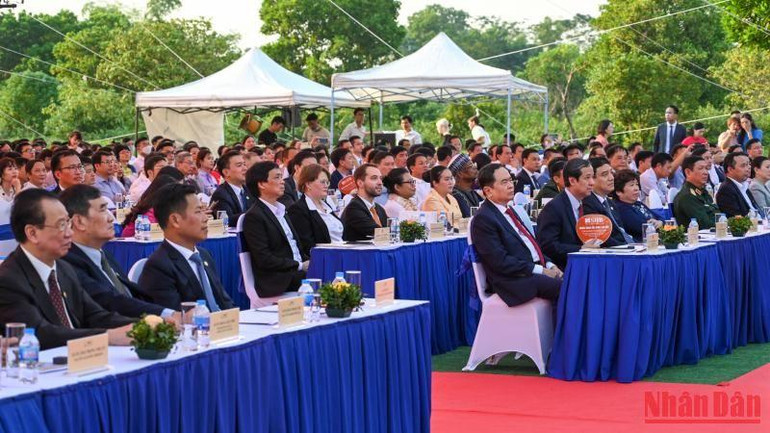 Các đại biểu dự Lễ khai giảng năm học 2022-2023 tại Đại học Quốc gia Hà Nội. (Ảnh: DUY LINH)