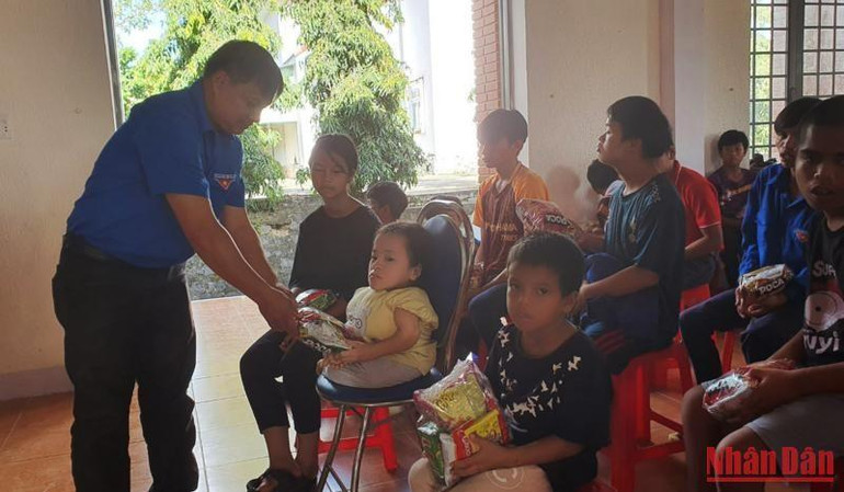 Đoàn viên thanh niên Điện lực Kon Tum và Hà Nam trao phần quà đến các em trẻ mồ côi, khuyết tật.