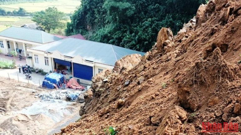 Đất sạt lở đe dọa khu phòng học hiện có và mặt bằng xây lắp.