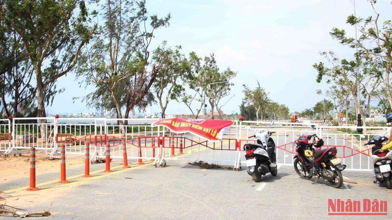 Khắc phục tại điểm hư hỏng đường Lê Văn Lương.