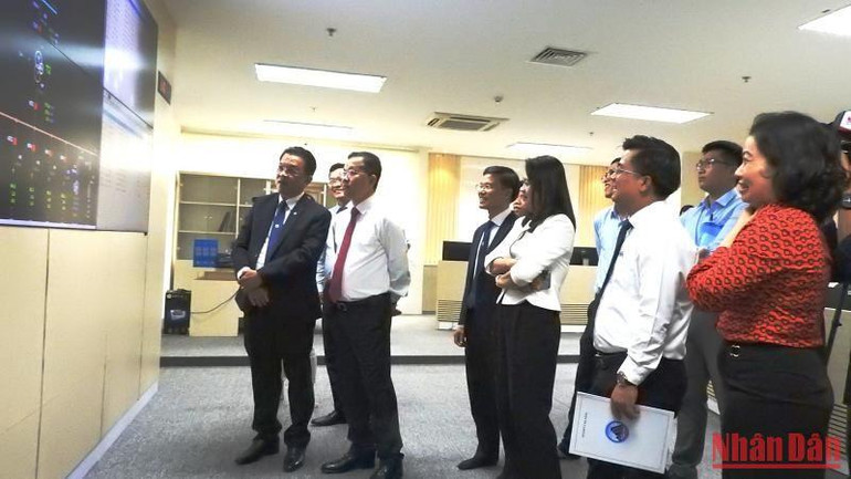 Đồng chí Nguyễn Văn Quảng nghe báo cáo về tình hình sản xuất, kinh doanh điện của Tổng công ty Điện lực Miền Trung.