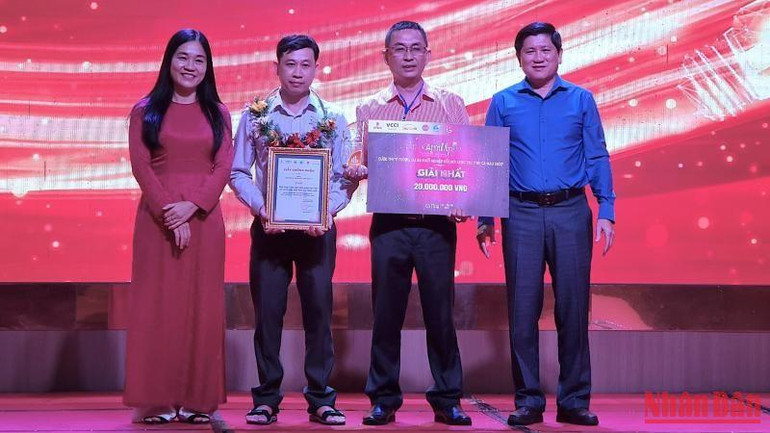 Ban tổ chức trao giải Nhất cho nhóm tác giải tại Cuộc thi “Ý tưởng, dự án khởi nghiệp đổi mới sáng tạo tỉnh Cà Mau 2022”.