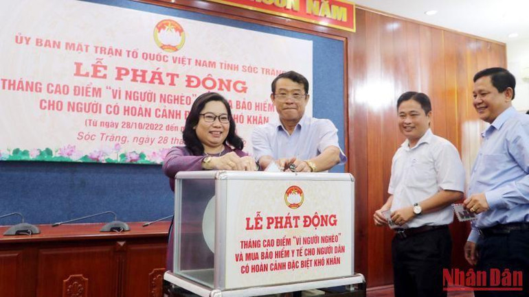 Các cán bộ, lãnh đạo tỉnh Sóc Trăng tích cực đóng góp Quỹ “Vì người nghèo”.