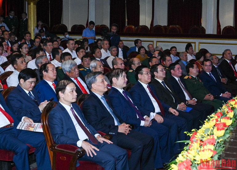 Chủ tịch Quốc hội Vương Đình Huệ và các đại biểu dự buổi lễ.