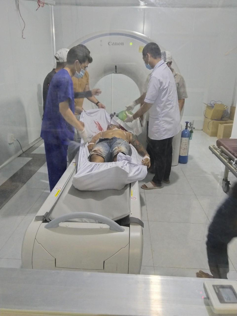 Một người bị thương nặng đang được cấp cứu. Một người bị thương nặng đang được cấp cứu.