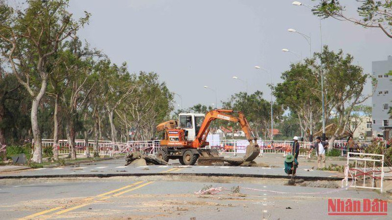 Lập rào chắn đường Lê Văn Lương.