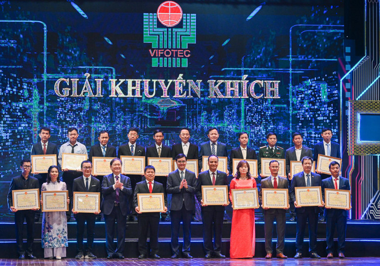 Ban tổ chức trao giải Khuyến khích cho các tác giả, nhóm tác giả đoạt giải.