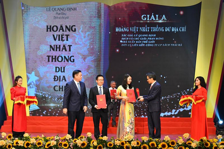 Nhóm tác giả của tác phẩm "Hoàng Việt nhất thống dư địa chí" nhận giải A từ Trưởng Ban Tuyên giáo Trung ương Nguyễn Trọng Nghĩa và Phó Thủ tướng Vũ Đức Đam. Nhóm tác giả của tác phẩm "Hoàng Việt nhất thống dư địa chí" nhận giải A từ Trưởng Ban Tuyên giáo Trung ương Nguyễn Trọng Nghĩa và Phó Thủ tướng Vũ Đức Đam.